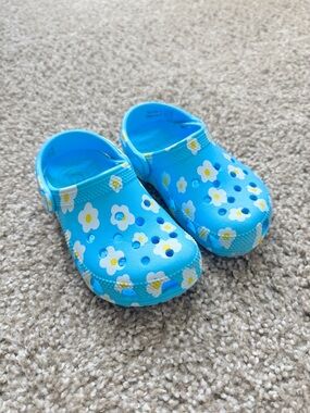Toddler Blue and White Daisy Crocs 🌼